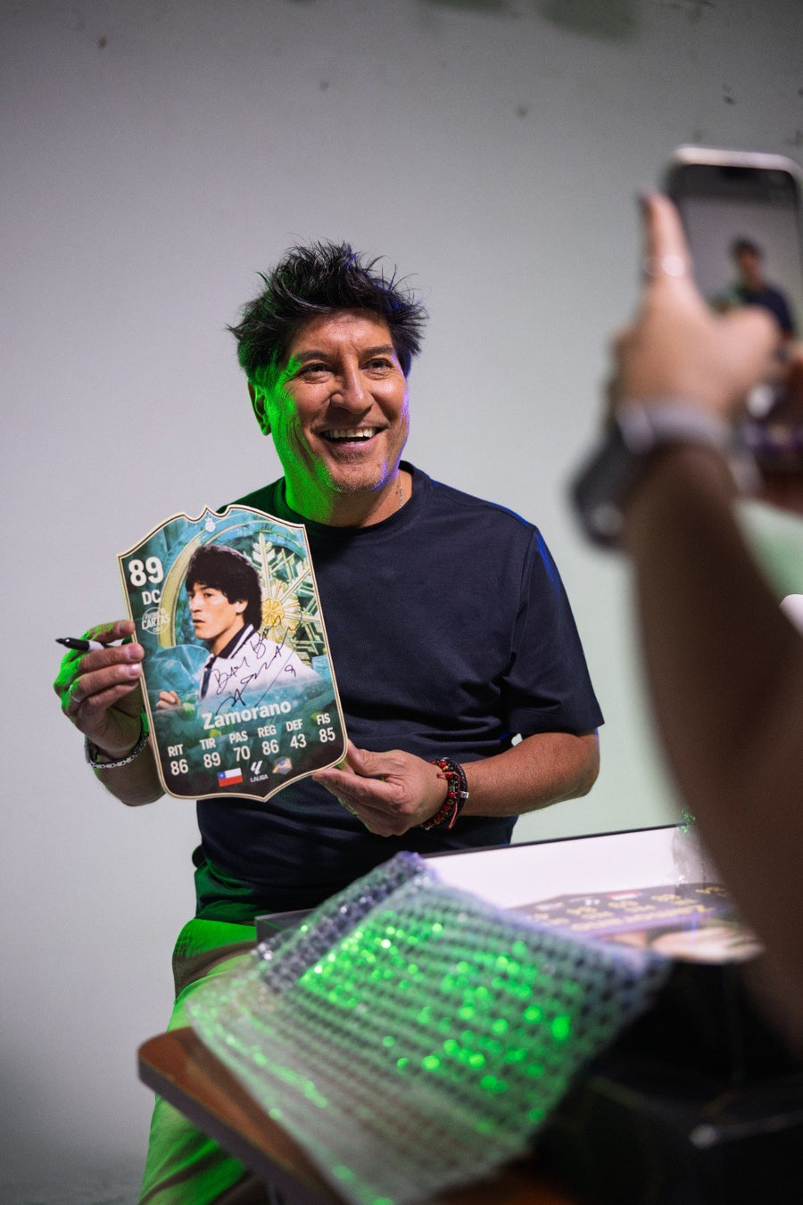 Iván Zamorano con su carta firmada de Fútbol Cartas Chile