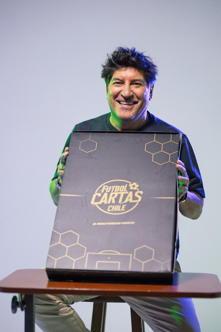 Iván Zamorano con la caja de Fútbol Cartas Chile