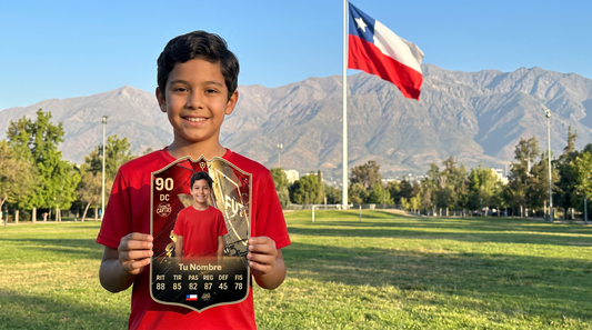 Niño chileno con su carta de fútbol frente a la cordillera y la bandera de Chile
