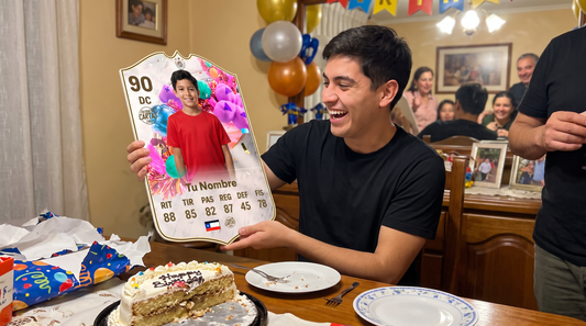 Joven futbolero sorprendido con su carta FIFA personalizada de regalo de cumpleaños