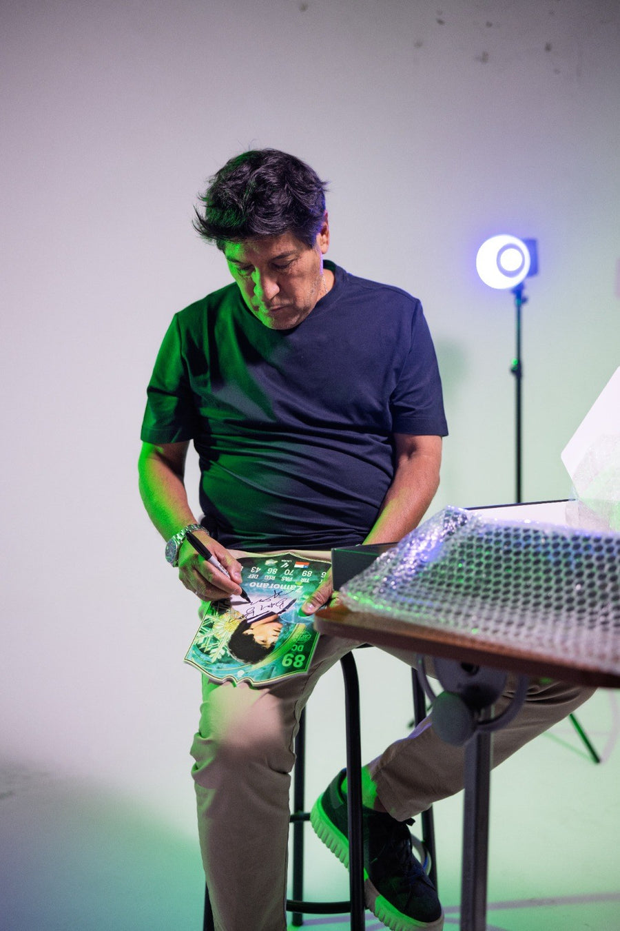 Iván Zamorano firmando su carta