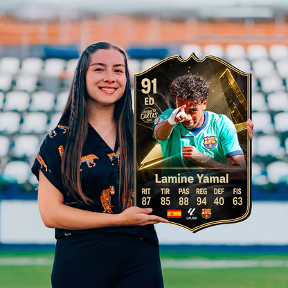 Carta Lamine Yamal TOTW FC27 sostenida en un estadio