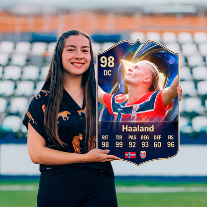 Carta Haaland TOTS FC26 sostenida en un estadio