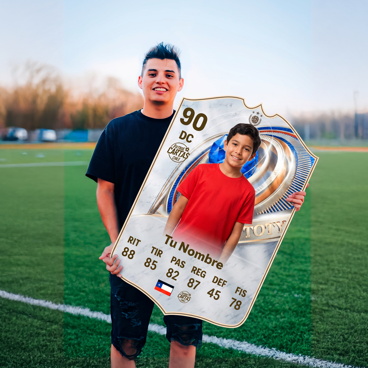 Joven con su carta personalizada TOTY Icon FC26 en la cancha