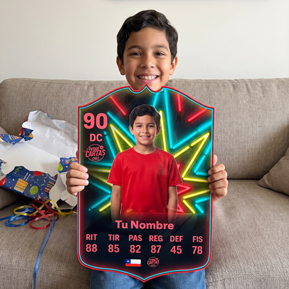 Niño feliz con su carta personalizada OTW Retro 20 FC27 de regalo