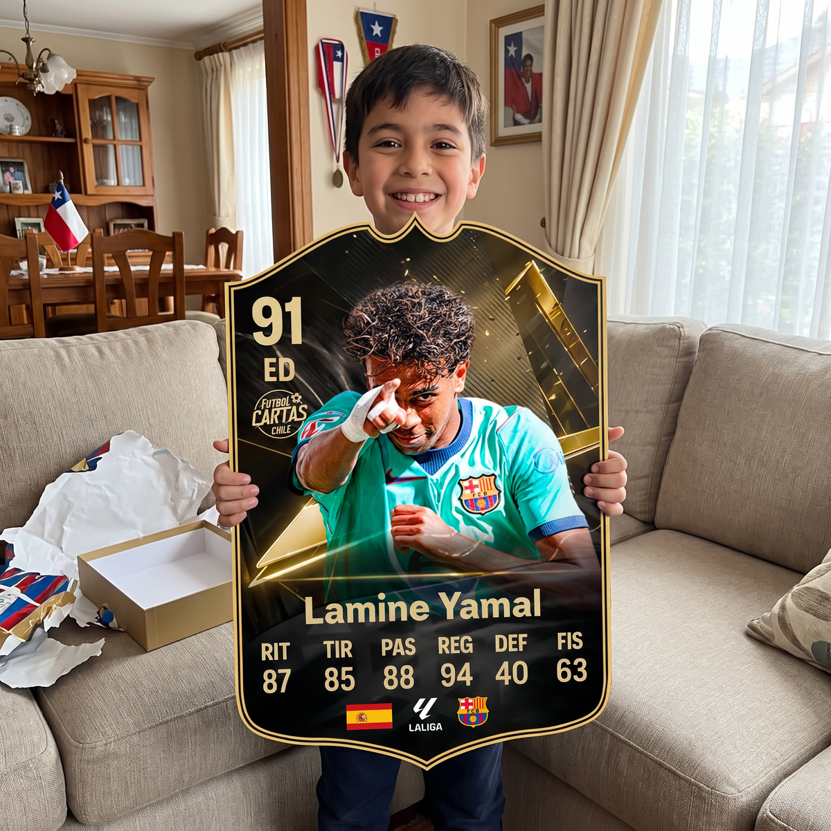 Niño feliz con su carta Lamine Yamal TOTW FC27 de regalo