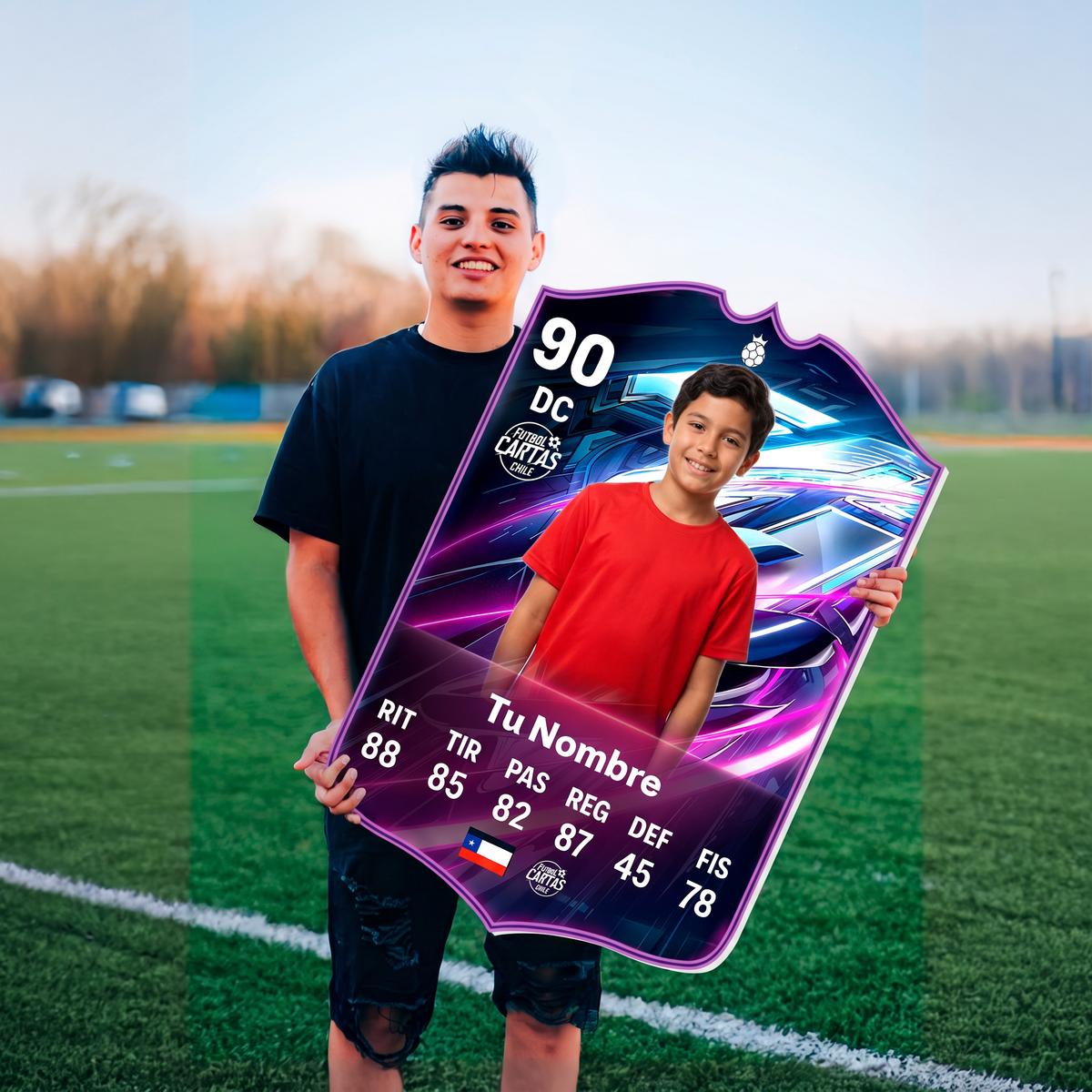 Joven con su carta personalizada Flashback FC27 en la cancha