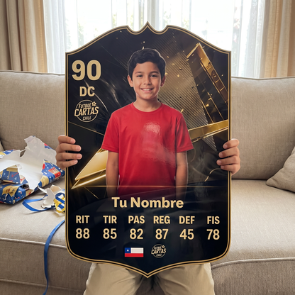 Niño feliz con su carta personalizada Team of the Week FC27 de regalo