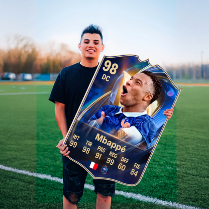 Carta Mbappé TOTS FC26 en una cancha de fútbol