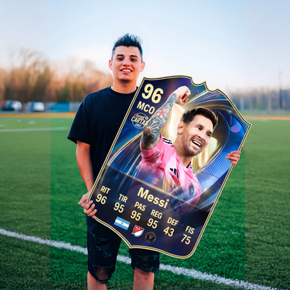 Carta Messi TOTS FC26 en una cancha de fútbol