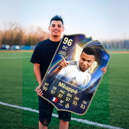 Carta Mbappé TOTS FC26 en una cancha de fútbol