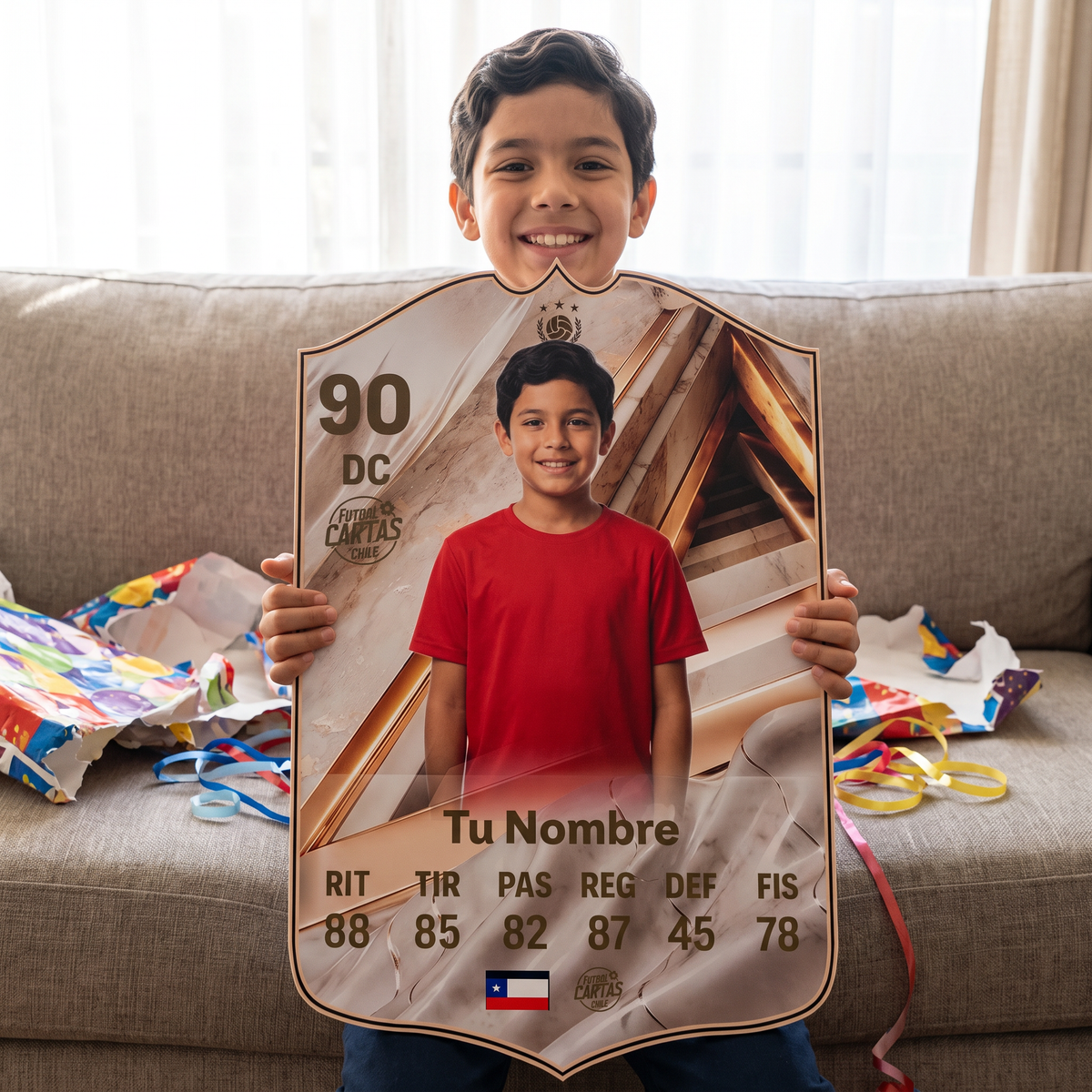 Niño feliz con su carta personalizada Icon Champion International FC27 de regalo