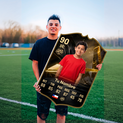 Joven con su carta personalizada Team of the Week FC27 en la cancha