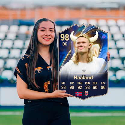 Carta Haaland TOTS FC26 sostenida en un estadio