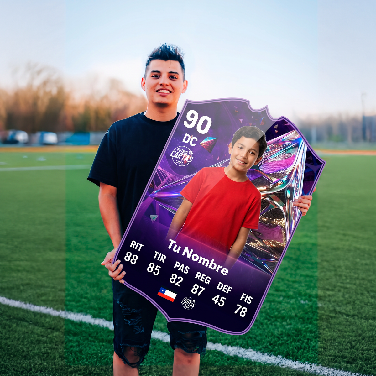 Joven con su carta personalizada Future Star FC27 en la cancha