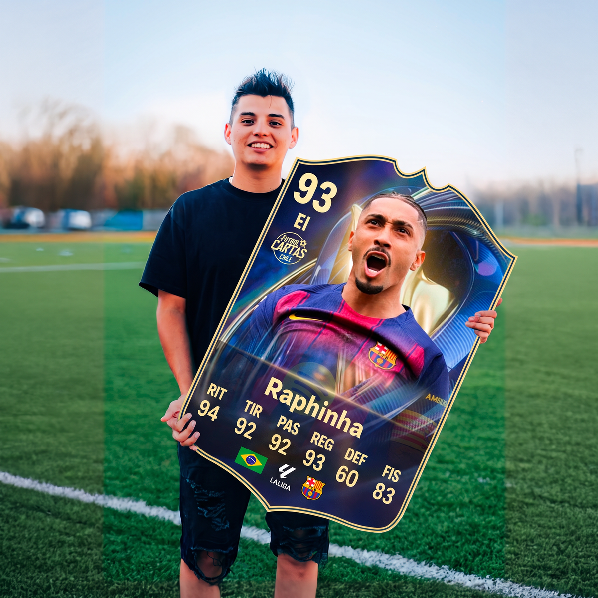 Carta Raphinha TOTS FC26 en una cancha de fútbol
