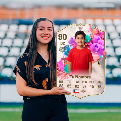 Chica sosteniendo su carta personalizada FUT Birthday Icon FC26 en el estadio