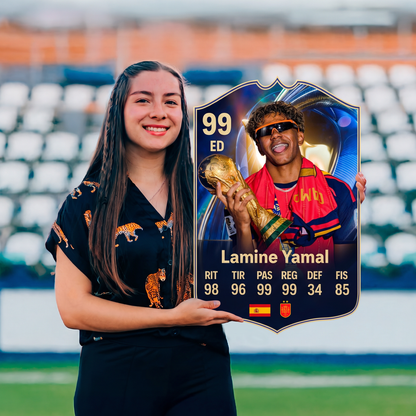 Carta Lamine Yamal TOTS FC26 sostenida en un estadio