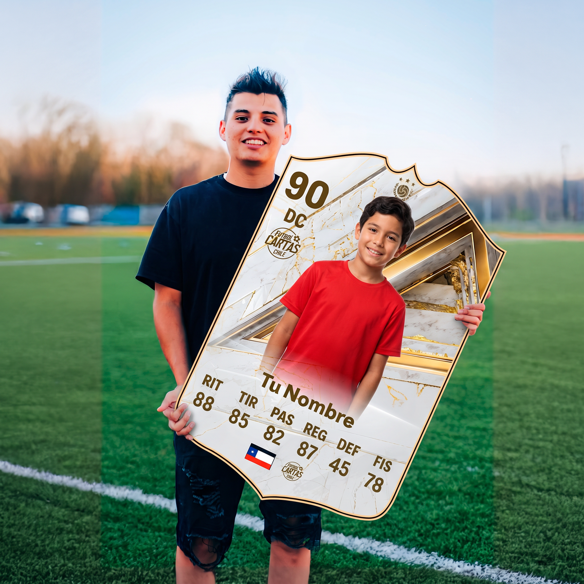 Joven con su carta personalizada Icono FC27 en la cancha