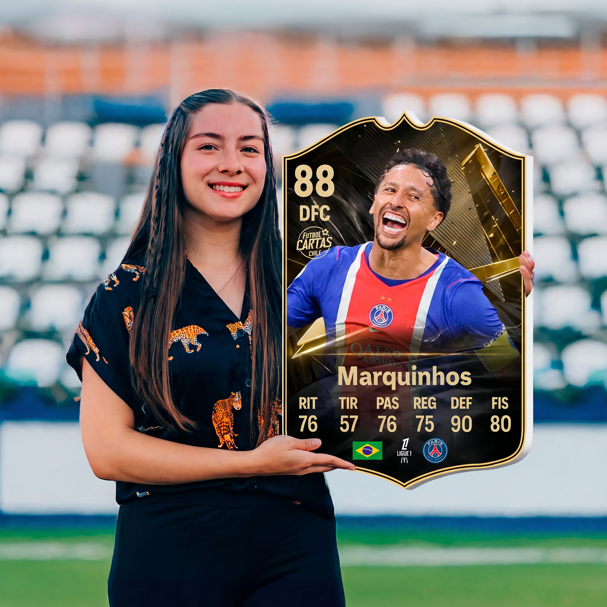 Carta Marquinhos TOTW FC27 sostenida en un estadio