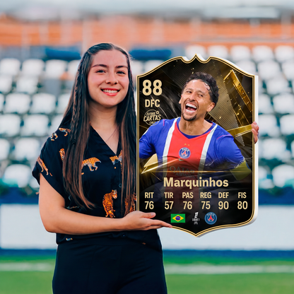 Carta Marquinhos TOTW FC27 sostenida en un estadio