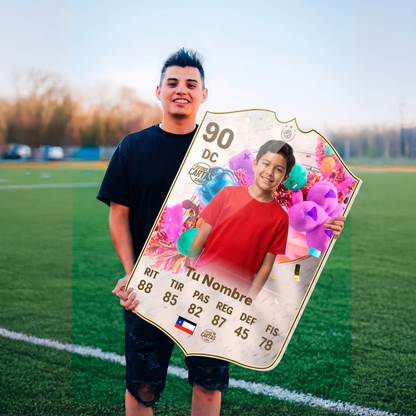 Joven con su carta personalizada FUT Birthday Icon FC26 en la cancha