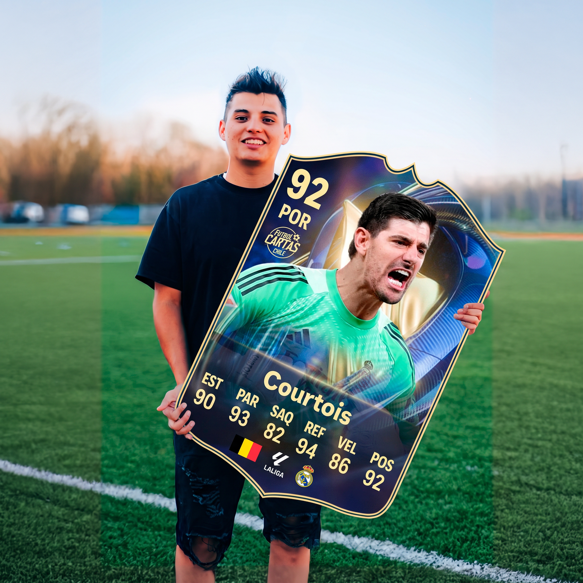Carta Courtois TOTS FC26 en una cancha de fútbol
