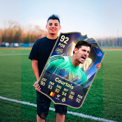 Carta Courtois TOTS FC26 en una cancha de fútbol