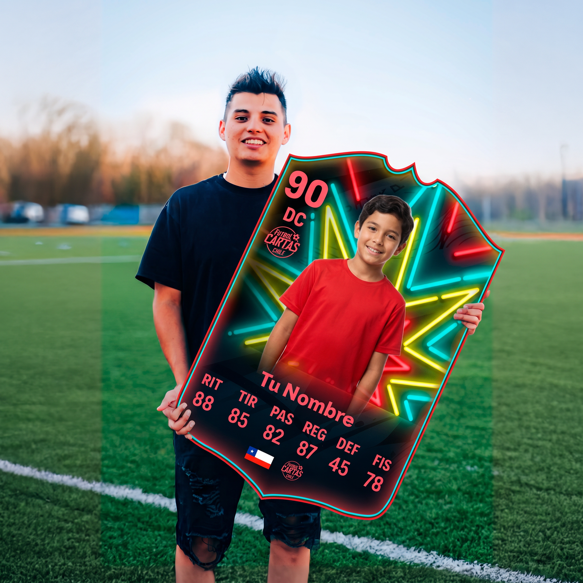 Joven con su carta personalizada OTW Retro 20 FC27 en la cancha