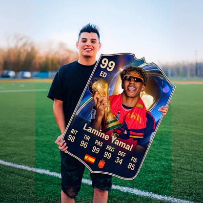 Carta Lamine Yamal TOTS FC26 en una cancha de fútbol