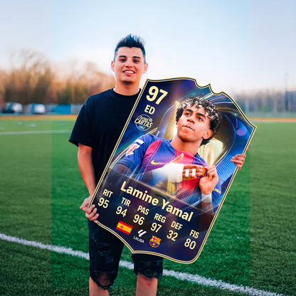 Carta Lamine Yamal TOTS FC26 en una cancha de fútbol