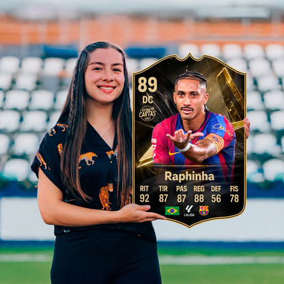 Carta Raphinha TOTW FC27 sostenida en un estadio