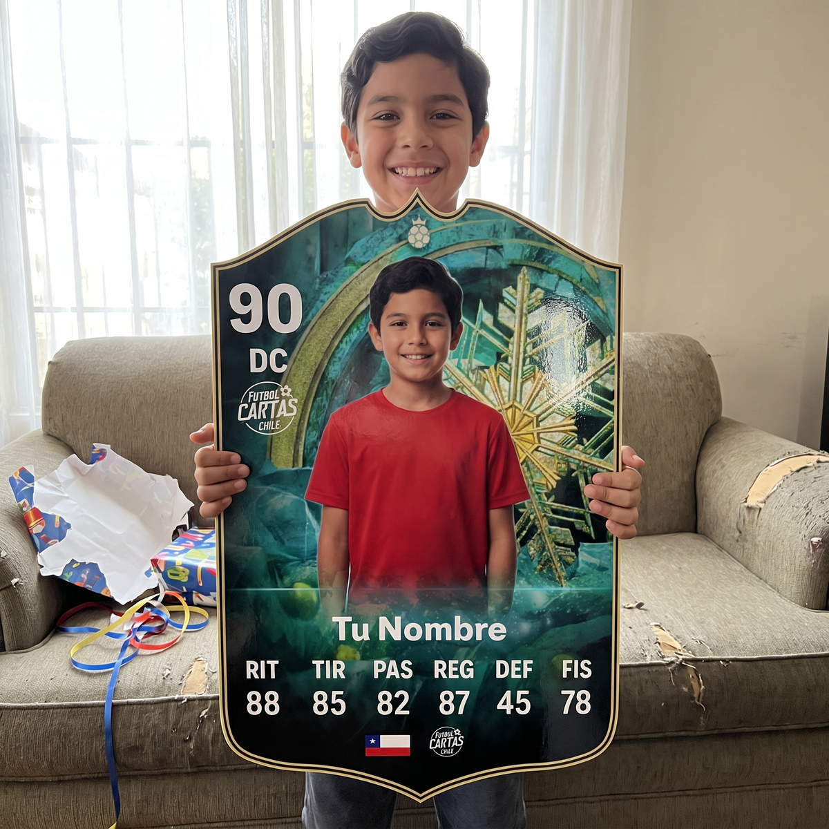 Niño feliz con su carta personalizada Winter Wildcard FC26 de regalo