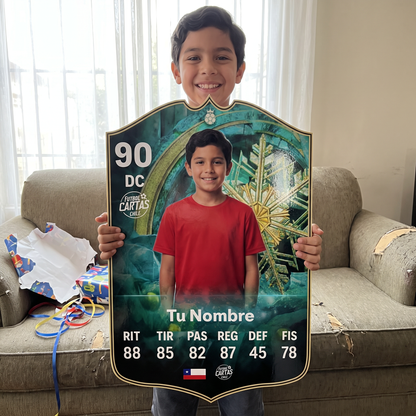 Niño feliz con su carta personalizada Winter Wildcard FC26 de regalo
