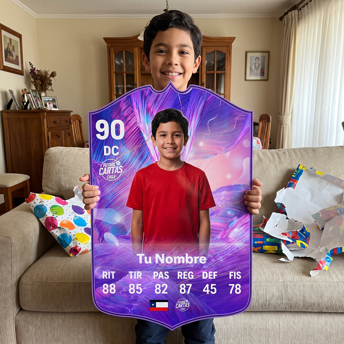 Niño feliz con su carta personalizada FUT Fantasy FC26 de regalo