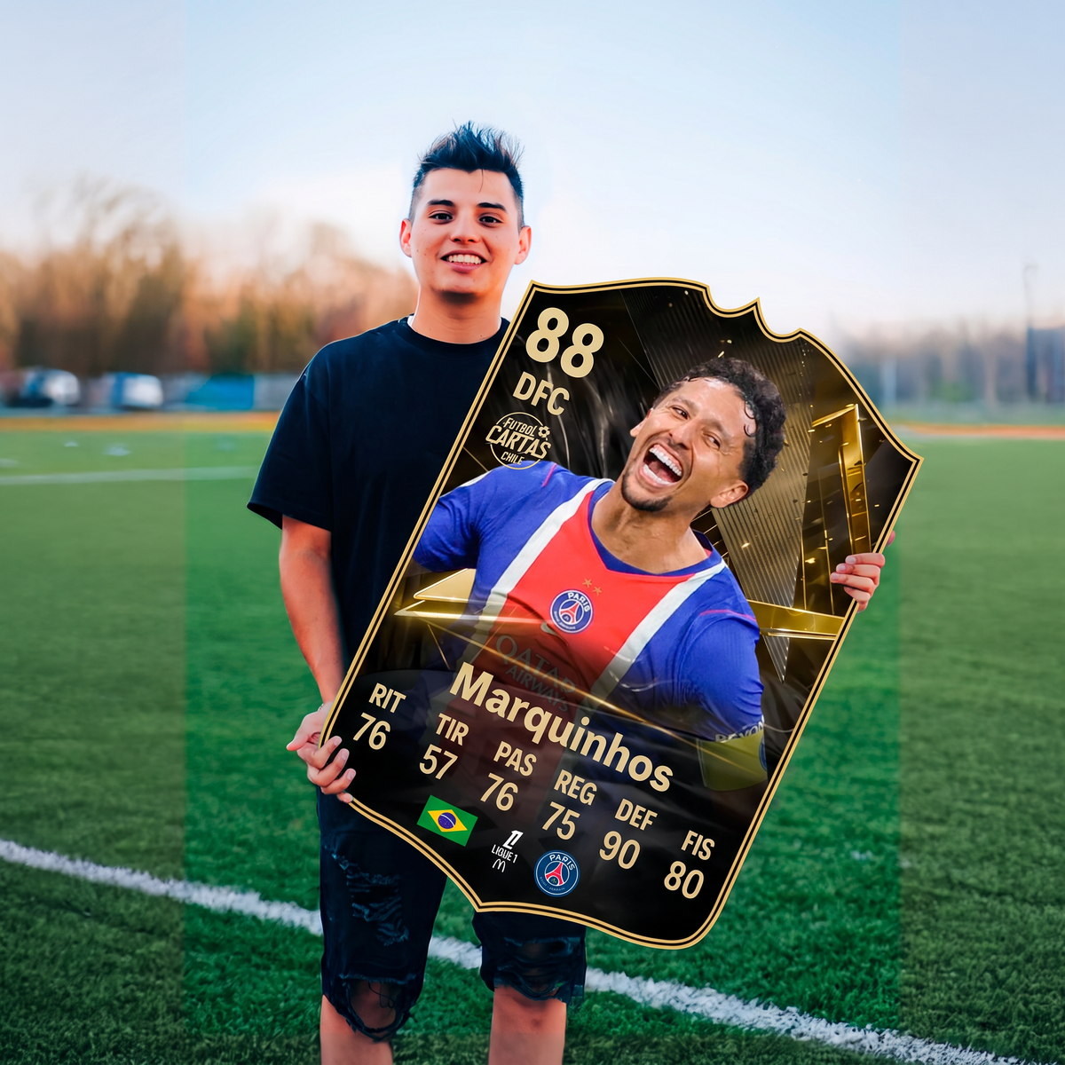 Carta Marquinhos TOTW FC27 en una cancha de fútbol