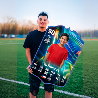 Joven con su carta personalizada Ones to Watch FC27 en la cancha