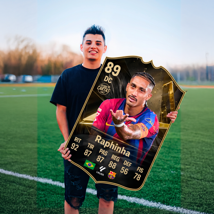 Carta Raphinha TOTW FC27 en una cancha de fútbol