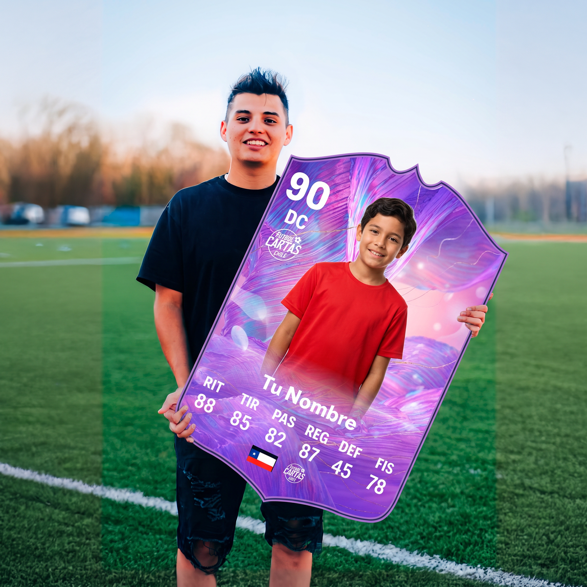 Joven con su carta personalizada FUT Fantasy FC26 en la cancha