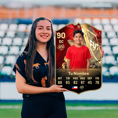 Chica sosteniendo su carta personalizada Hall of FUT FC27 en el estadio