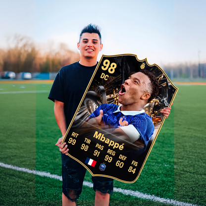 Carta Mbappé TOTW FC26 en una cancha de fútbol