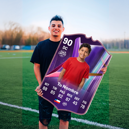 Joven con su carta personalizada End of an Era FC27 en la cancha