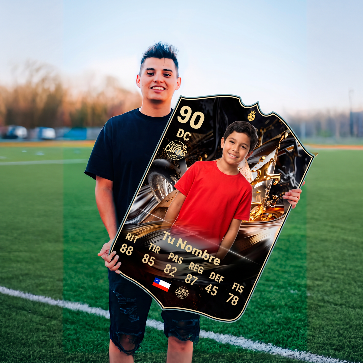 Joven con su carta personalizada Trophy Titans Icon FC26 en la cancha