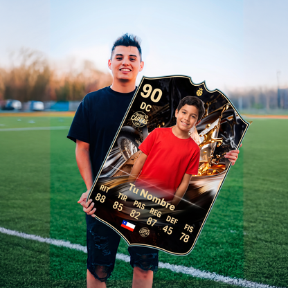 Joven con su carta personalizada Trophy Titans Icon FC26 en la cancha