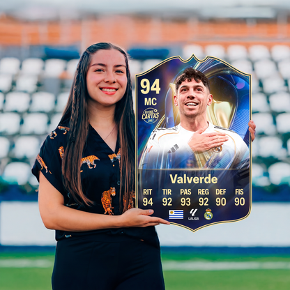 Carta Fede Valverde TOTS FC26 sostenida en un estadio