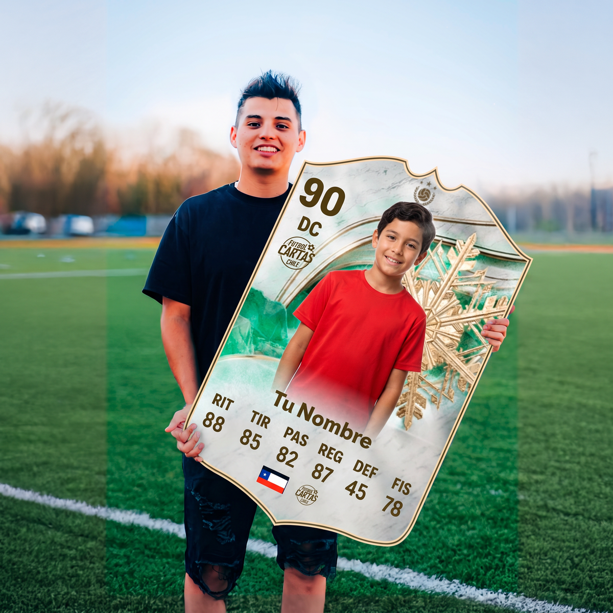 Joven con su carta personalizada Winter Icon FC26 en la cancha