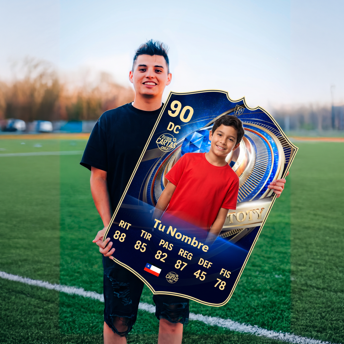 Joven con su carta personalizada Team of the Year FC26 en la cancha