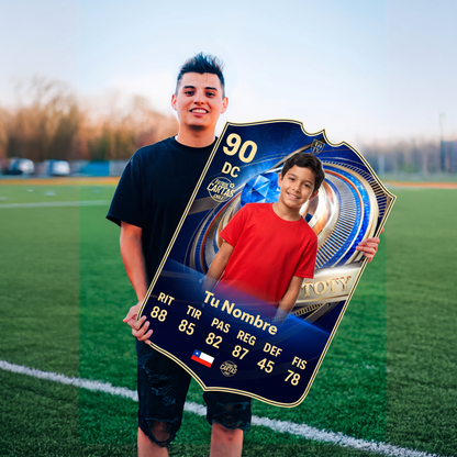 Joven con su carta personalizada Team of the Year FC26 en la cancha