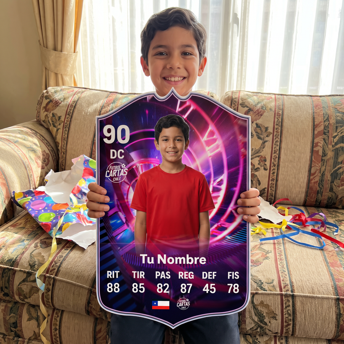 Niño feliz con su carta personalizada Time Warp FC26 de regalo