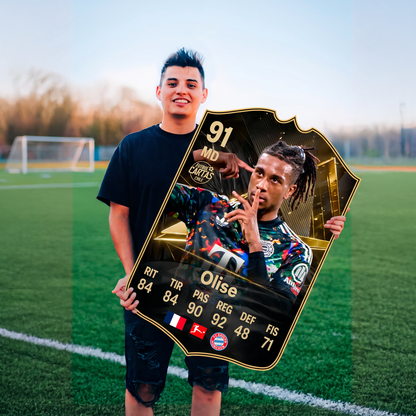 Carta Michael Olise TOTW FC27 en una cancha de fútbol